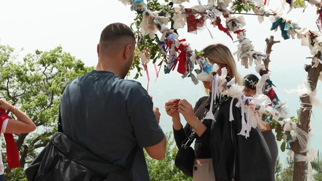 Yüzlerce kişi 'Azap yokuşu'na akın etti: Bütün dileklerim gerçek oldu