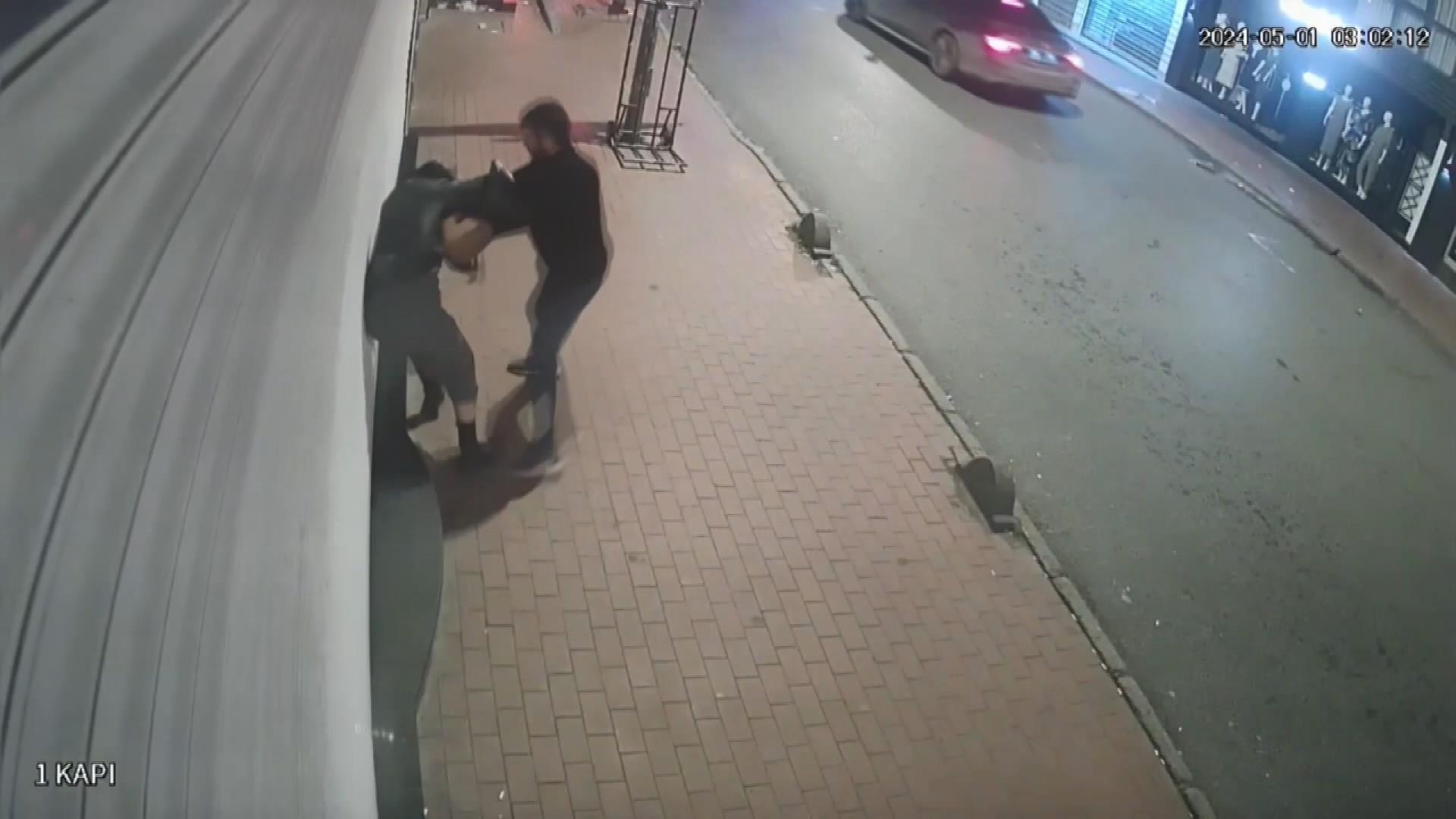 Gece yolda yürüyen kadına korkunç saldırı!