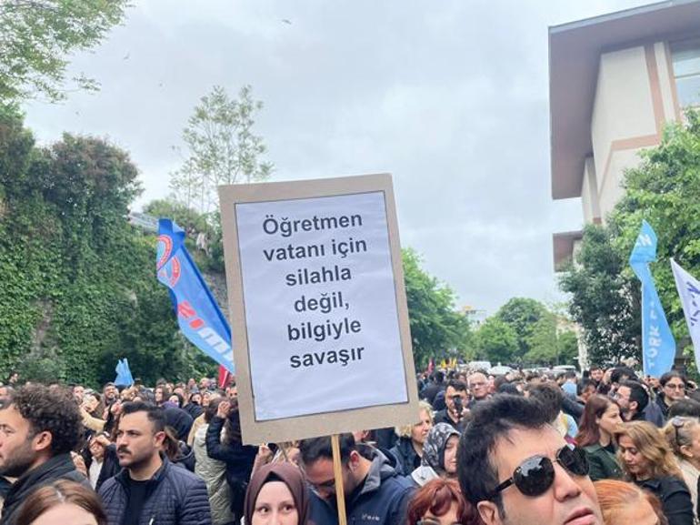 İstanbul'da öğretmenlerden İl Milli Eğitim Müdürlüğü önünde protesto