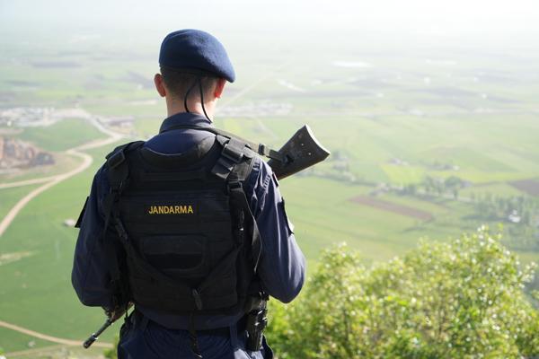 Jandarma 'Ağlayan Gelin'in başından başından ayrılmıyor