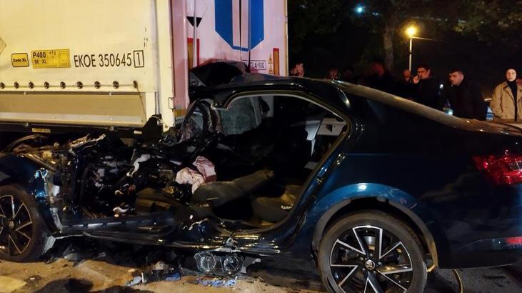 Otomobil park halinde duran TIR’a ok gibi saplandı