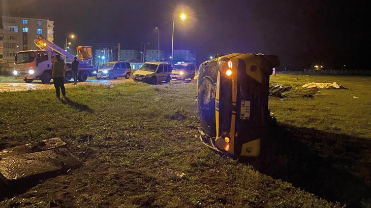 Sivas’ta köpeğe çarpmamak için manevra yaptı, araziye devrildi: 2 yaralı