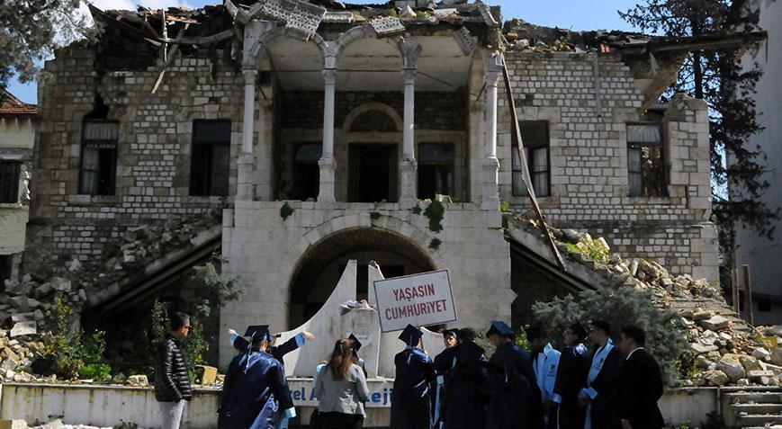 Yıkılmış okulda hüzünlü mezuniyet hatırası! ‘Duygu doluyuz’
