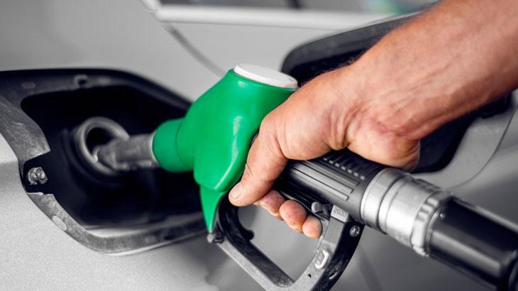 Piyasada keskin düşüş! Petroldeki gerileme akaryakıta indirim olarak yansır mı?