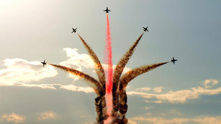 Türk Yıldızları yine nefes kesti! Türk Dil Bayramı’nı kutladılar