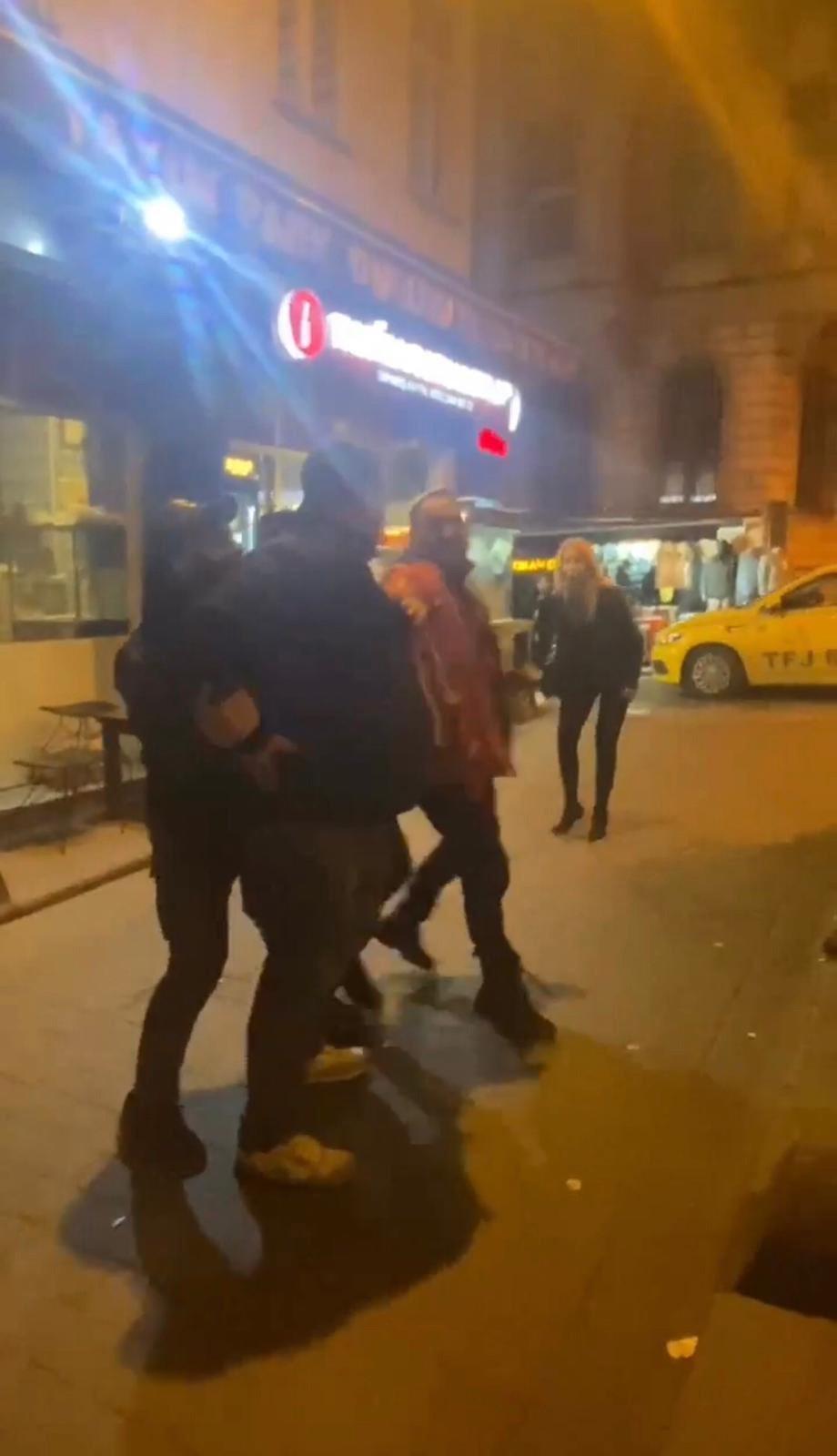 Taksim'de akılalmaz olay: 'Göbeğime vurdun' kavgası