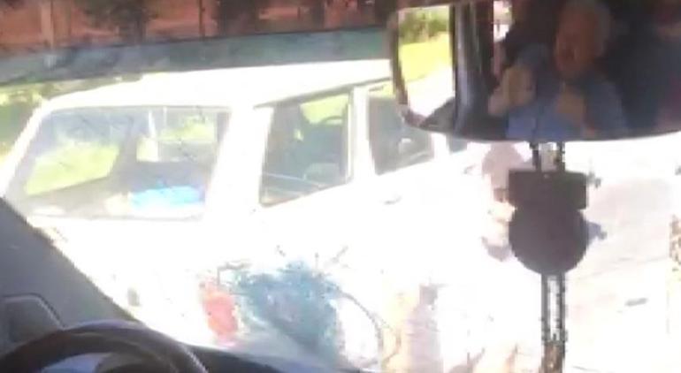 Trafikte kavga çıktı, öğrenci servisinin camlarını demir sopayla kırdı!