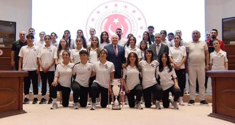 Bakan Güler, Yüksekova Belediyespor'un kadın futbolcularını ağırladı! 'İlham kaynağı oluyorsunuz'