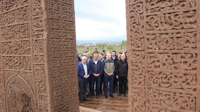 YÖK Başkanı Özvar Bitlis'in tarihi mekanlarını gezdi