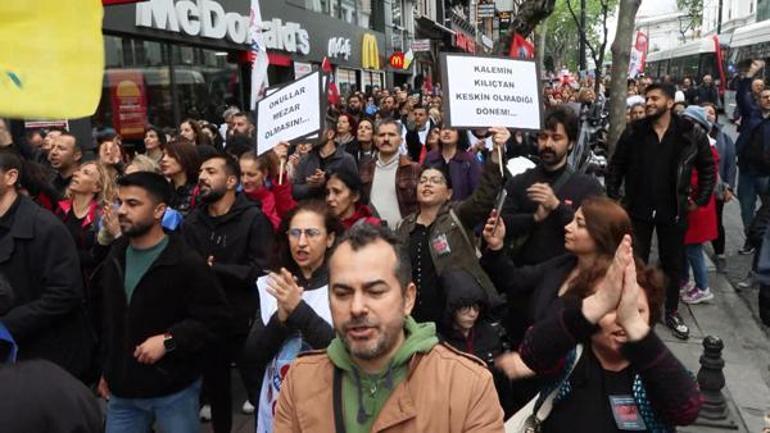 İstanbul'da öğretmenlerden valilik önünde protesto