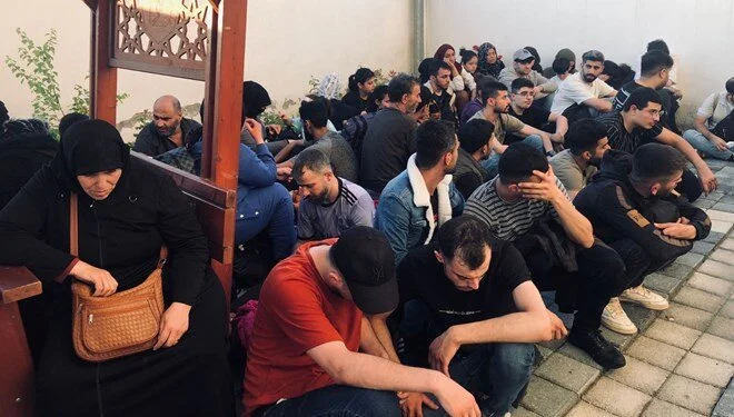 Ayvalık’ta TIR Dorsesinden 75 Göçmen Çıktı