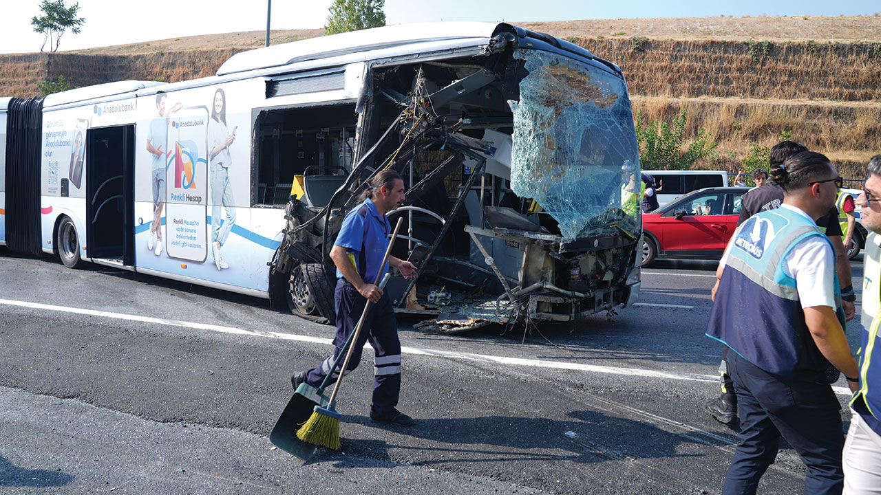 Sefaköy’de İki Metrobüs Çarpıştı: 1 Ölü, 45 Yaralı