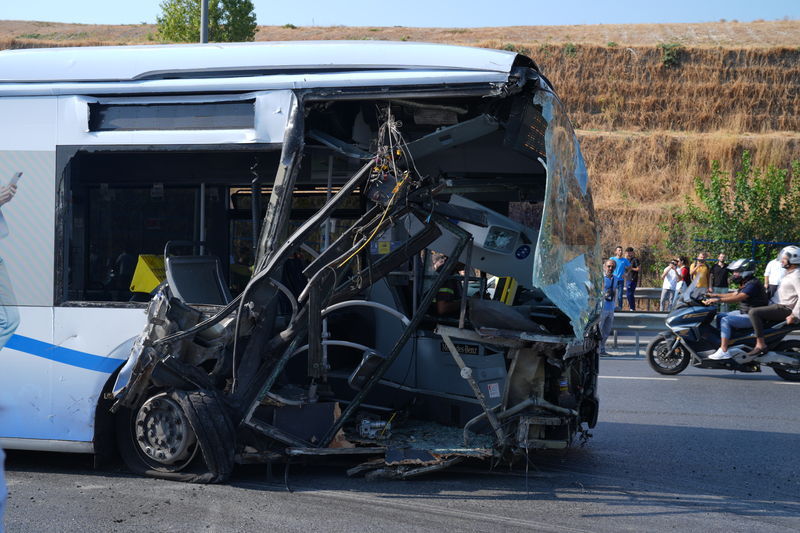 Sefaköy’de İki Metrobüs Çarpıştı: 1 Ölü, 45 Yaralı