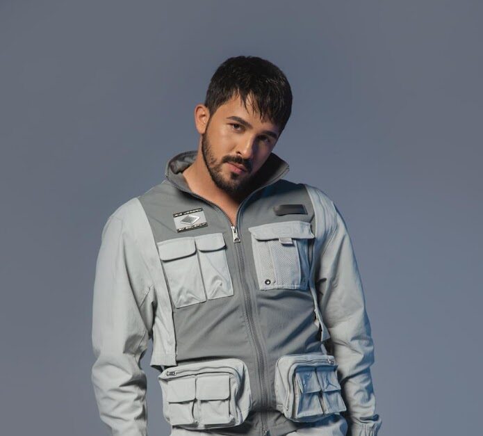 Şarkıcı Uğur Özçelik ve Yeni Klibinde Minimalist Estetik: “Aşksız Kalma” ile Sadelikte Yeni Bir Anlayış