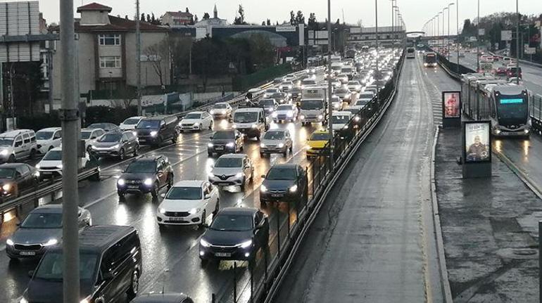 İstanbul'a kar etkisi: Trafik kilit