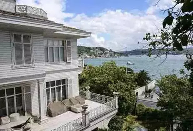 Boğaz’ın En Pahalılarından… FETÖ Firarisi Akın İpek’in İki Köşkü Satışa Çıktı