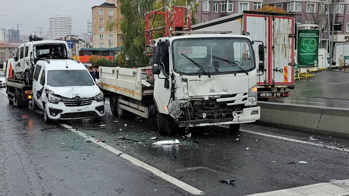 Küçükçekmecede Zincirleme Kaza: 4 Polis Yaralandı!