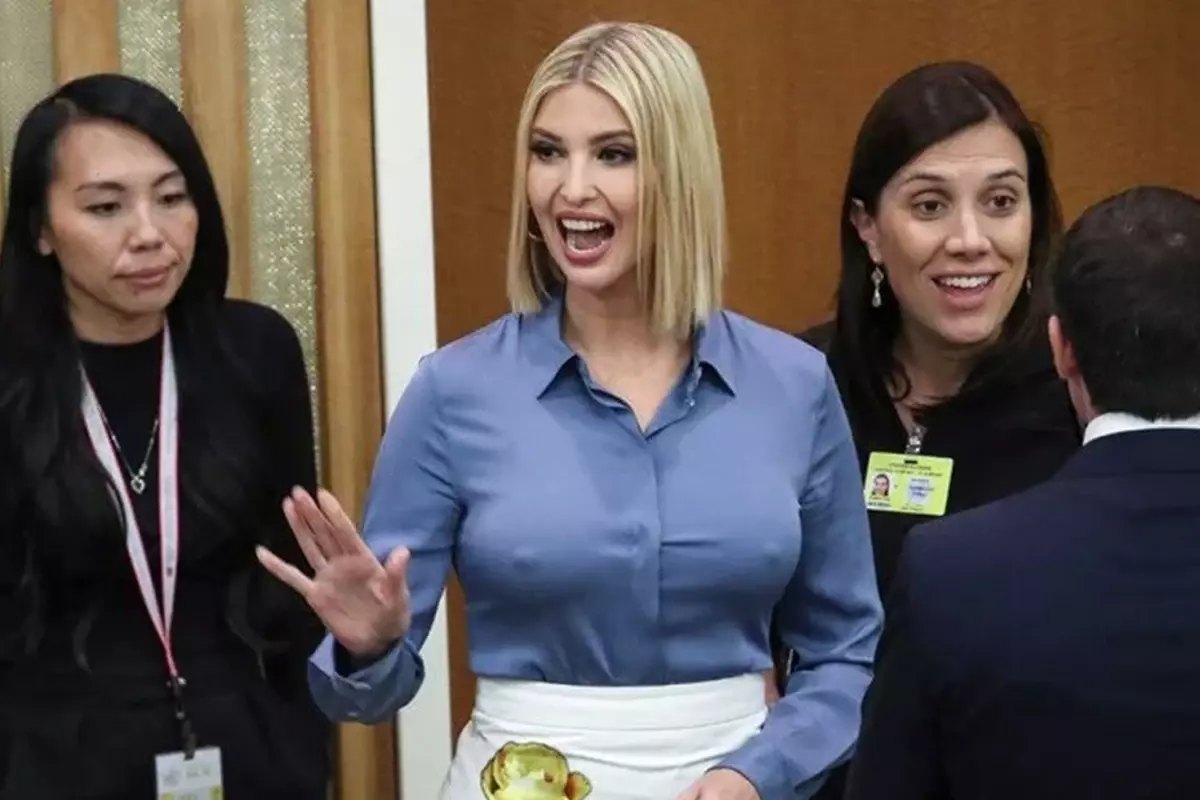 Ivanka Trump okyanusta dalgalarla mücadele etti