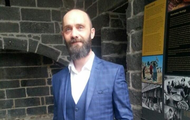 MİRHAT BUDAK: SATIRLARDAN YÜKSELEN BİR YOLCULUK