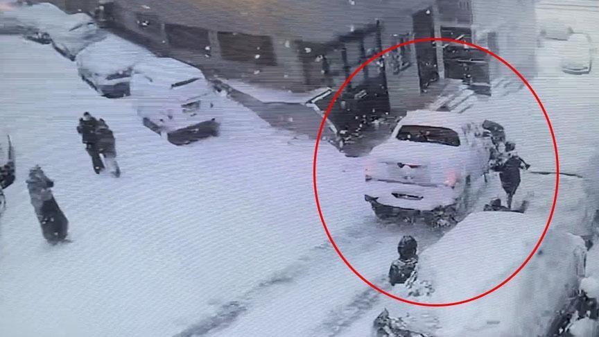 Kartopu Oynayan Çocuklara Kamyonet Çarptı Korku Kamerada