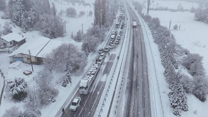 Kar Alarmı! Şiddetli Yağış Nedeniyle Karayolu Saatlerce Kapandı