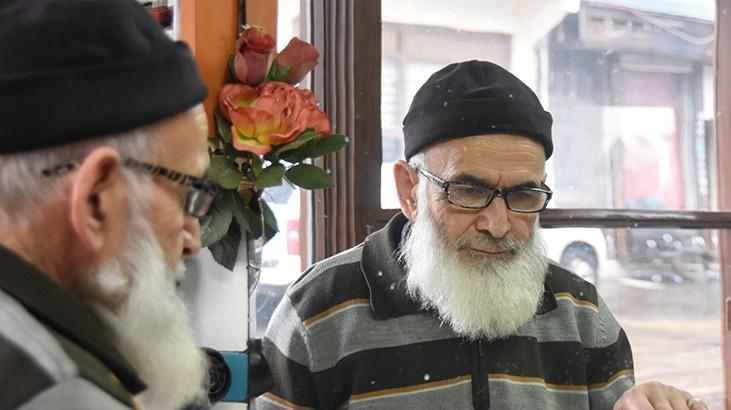 Bursa’da 49 Yıldır Berberlik Yapan Nihat Aşır, Mesleğini Oğluna Devredecek