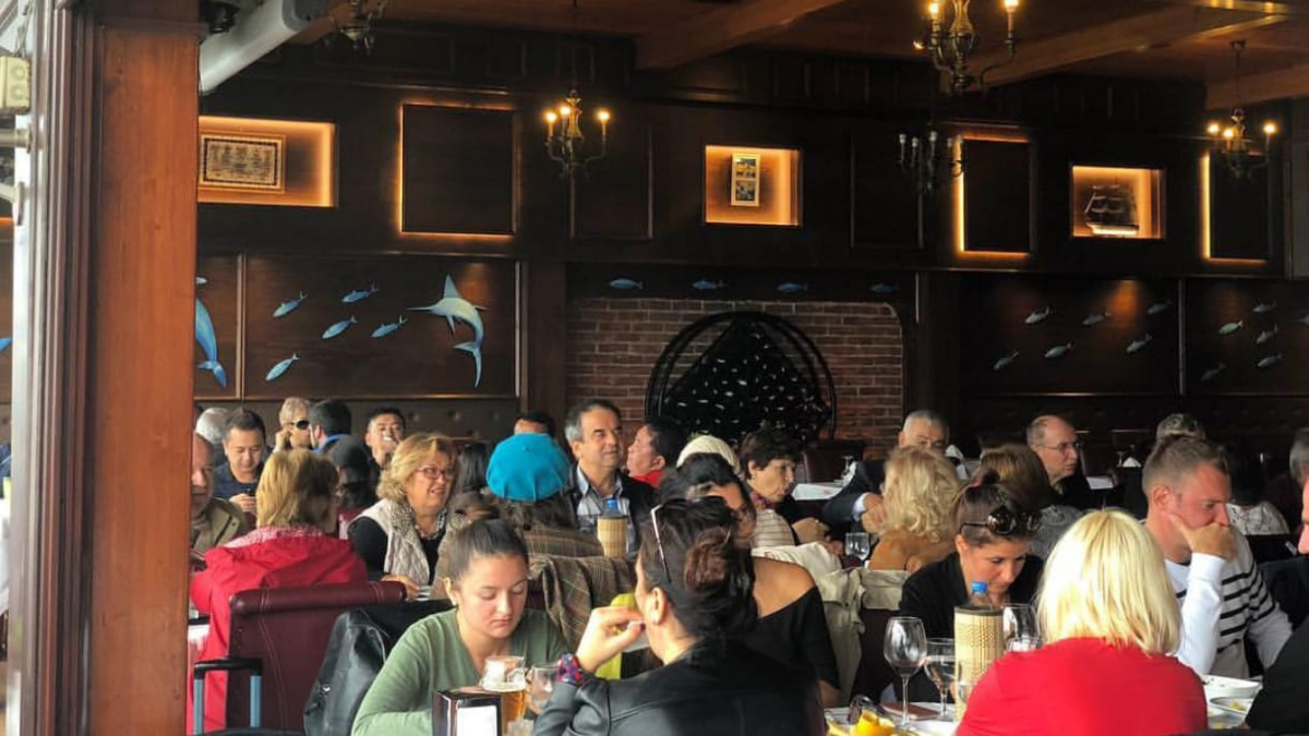 Yıldızlar Restaurant, Galata Köprüsü’nde İstanbul’un Ritmini Sofralara Taşıyor