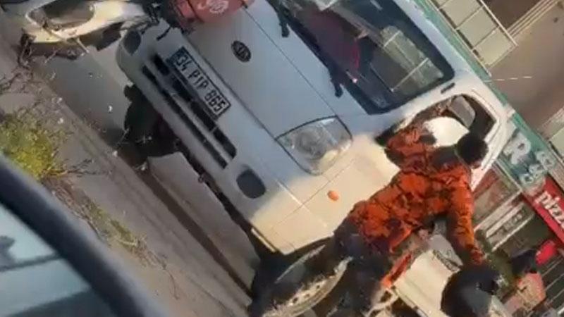 Maltepe’de tartıştığı sürücünün camını kaskla kıran motosikletli kamerada