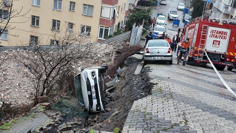 İstanbul’da Sokak Çöktü: Park Halindeki Araç Çukura Düştü!