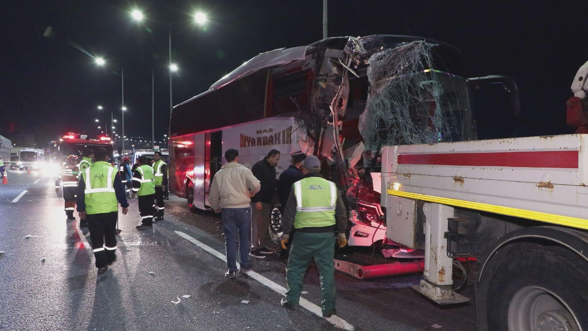Çekmeköy’de Yolcu Otobüsü TIR’a Çarptı: 10 Yaralı