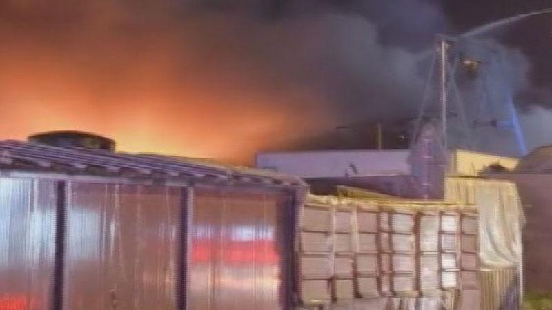 Tuzla’da Korkutan Fabrika Yangını: Alevler Kumaş Deposunu Esir Aldı!