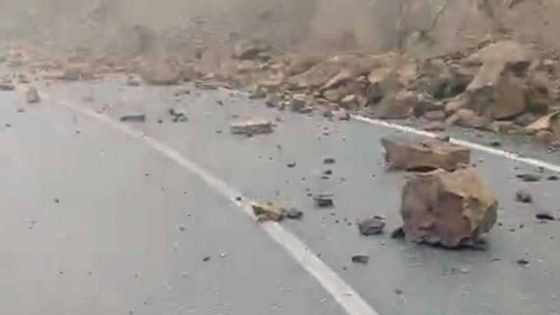 TOKAT’TA SAĞANAK SONRASI KAYALIKLAR YOLA YUVARLANDI: ULAŞIM AKSADI