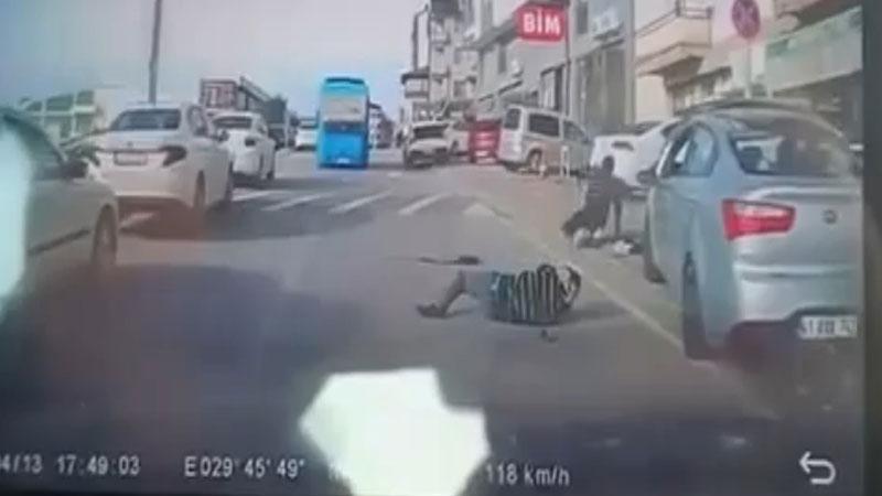 Çayırova’da dehşet kaza: Kaldırıma çıkan otomobil 3 yayaya çarptı, olay kamerada