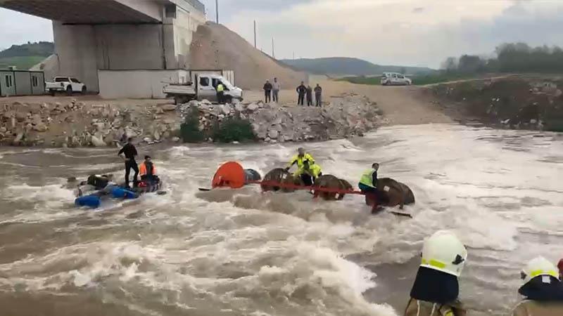İnegöl’de Dereyi Geçmek İsteyen Traktör Devrildi: İşçiler Vinçle Kurtarıldı