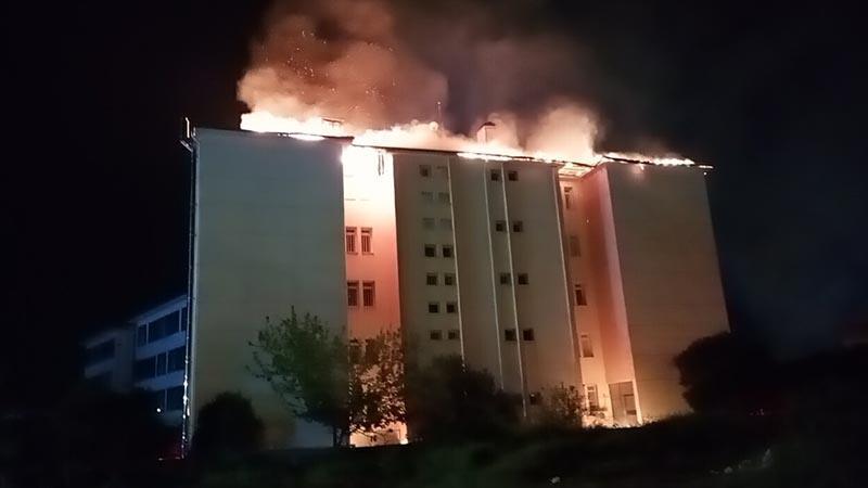 Nazilli’de pansiyonda gece yangını: 46 öğrenci tahliye edildi, çatı katı zarar gördü