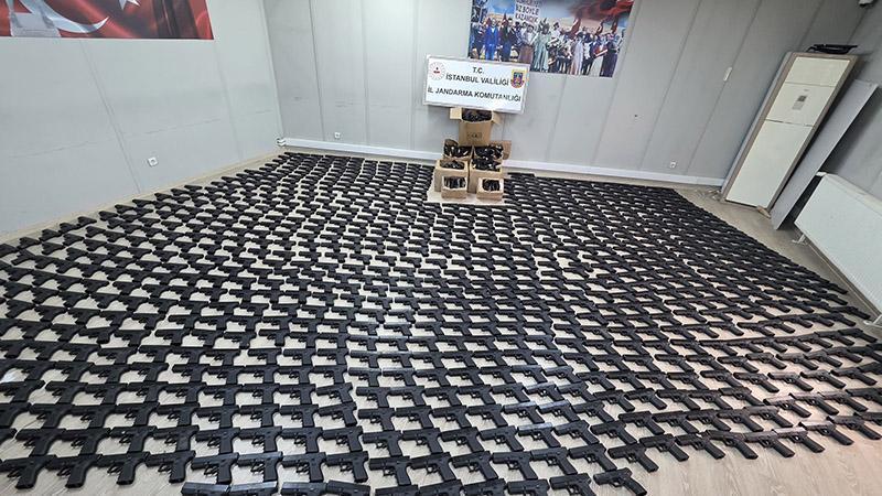Eyüpsultan’da Tarihi Operasyon: Kamyonetten 1000’i Aşkın Silah Çıktı!