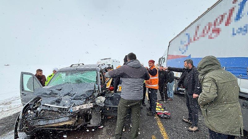 Ardahan-Şavşat yolunda sisli havada feci kaza: 2 yaralı