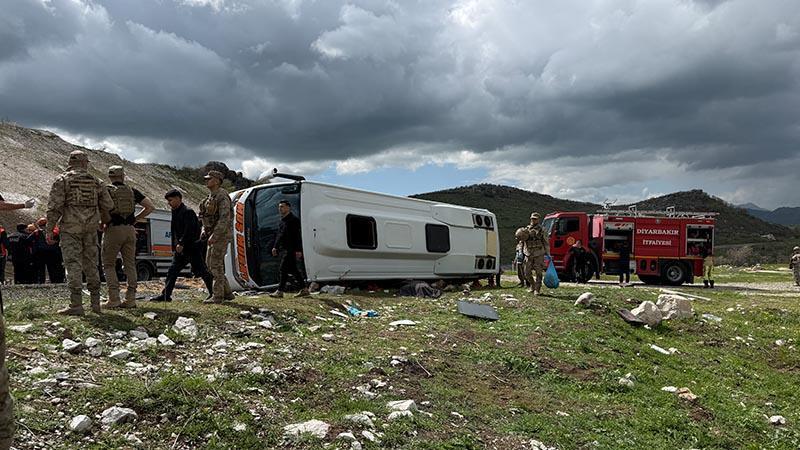 Diyarbakır-Bingöl yolunda midibüs devrildi: 1 ölü, 12 yaralı