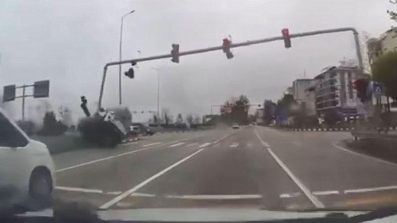 Karadeniz Sahil Yolu’nda kaza: Kamyonet direğe çarptı, 4 yaralı