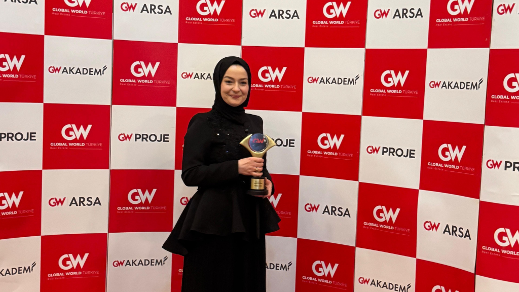 ALTIN ZİRVE’DE GÜZELLİK ALANININ ÖDÜLÜ SONGÜL OKTAR’A