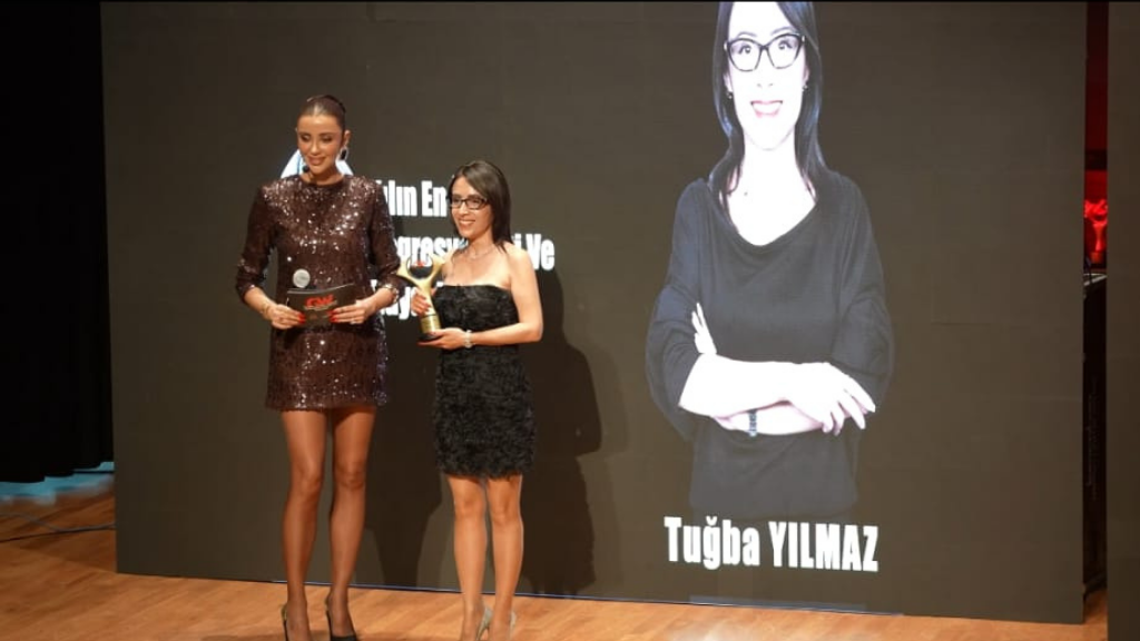 TUĞBA YILMAZ “YILIN EN İYİ REGRESYONİSTİ VE HAYAT KOÇU” SEÇİLDİ