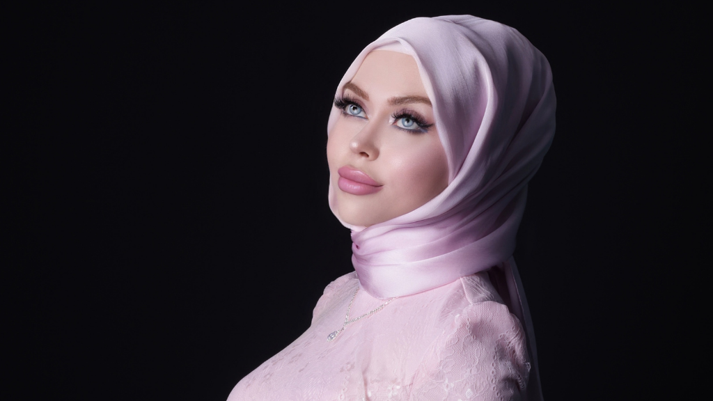 MİRA ÇENGE EDEBİYATTA İLHAM VEREN BAŞARIYA İMZA ATTI