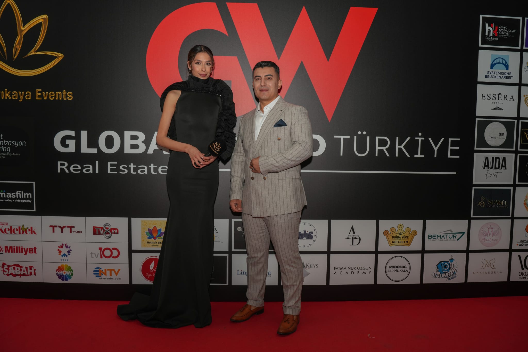 ÖZCAN KANDEMİR’E “YILIN ÇIKIŞ YAPAN YAZARI” ÖDÜLÜ VERİLDİ