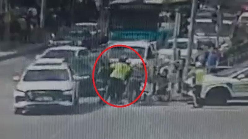 Trafikte Panik Anı: Polis Ekiplerinden Hayat Kurtaran Heimlich Müdahalesi