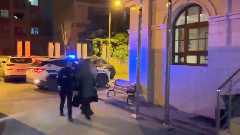 İSTANBUL’DA KISKANÇLIK İDDİASI: KOMŞUSUNUN CAMINI TAŞLA KIRDI