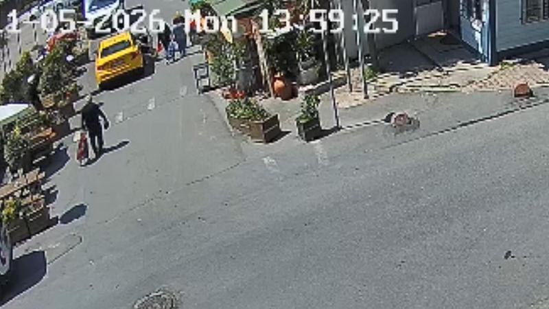 Geri Manevra Yapan Taksi Yayayı Altına Aldı! Dehşet Anları Kamerada