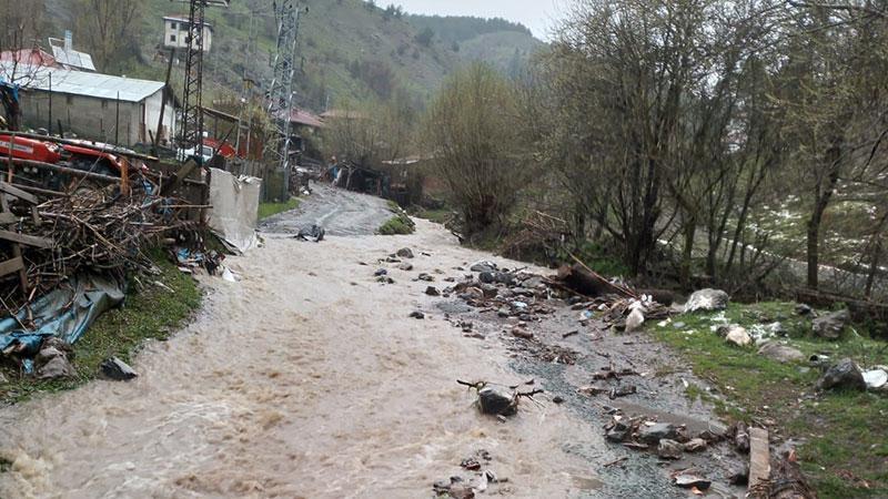 Tosya’da Sağanak ve Dolu Mesaisi: Gövrecik Köyü Yolları Sel Sularıyla Kaplandı!