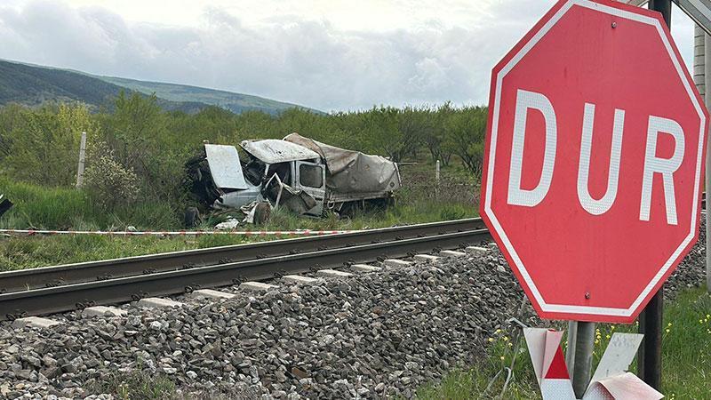 Kütahya’da Facia: Yolcu Treni Kamyoneti Biçti! 1 Kişi Yaşamını Yitirdi