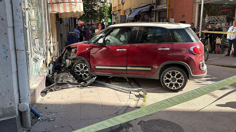 KALDIRIMDAKİ DEHŞET KAMERADA: SAVRULAN OTOMOBİL CAN ALDI!