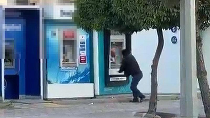 CEYHAN’DA ÖFKE KRİZİ: BANKA ATM’SİNİ TAŞLA PARÇALADI!